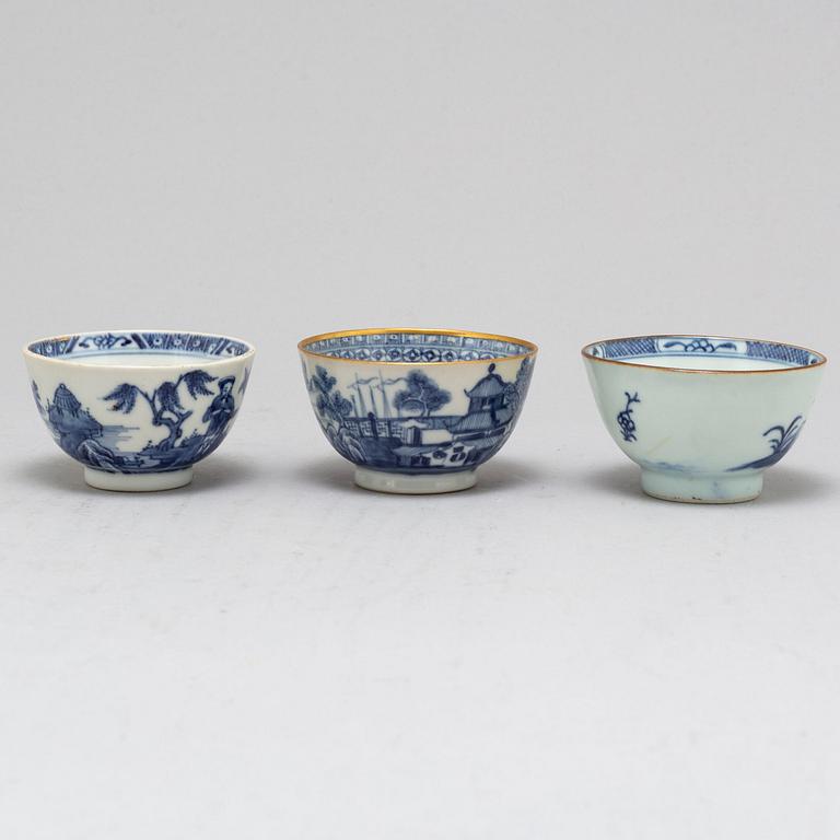 A blue and white export bowl and three cups, Qing dynasty, Qianlong (1736-95).