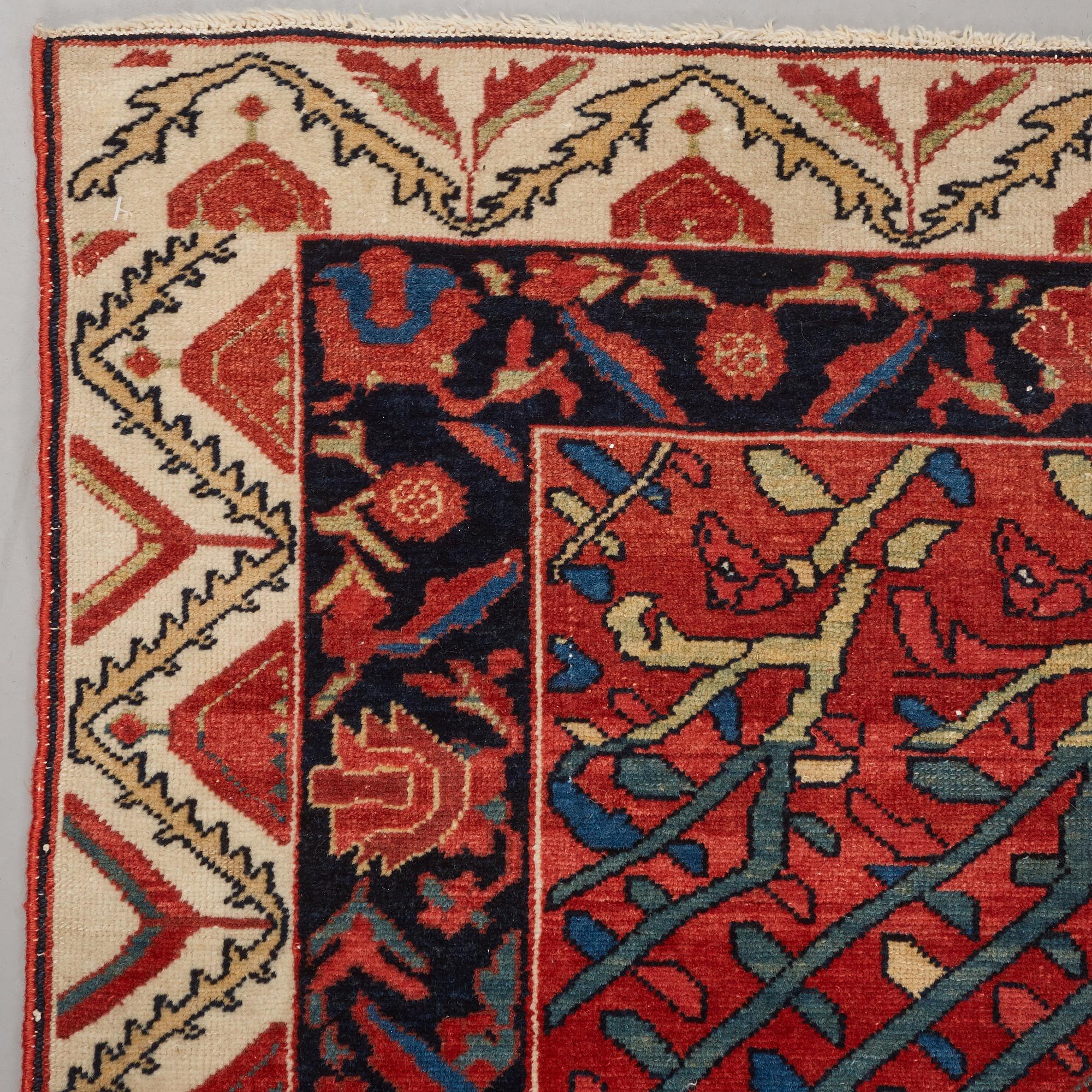 MATTO, a semi-antique Sarouk probably, ca 193 x 141,5 cm (as well as one end with 1 cm flat weave).