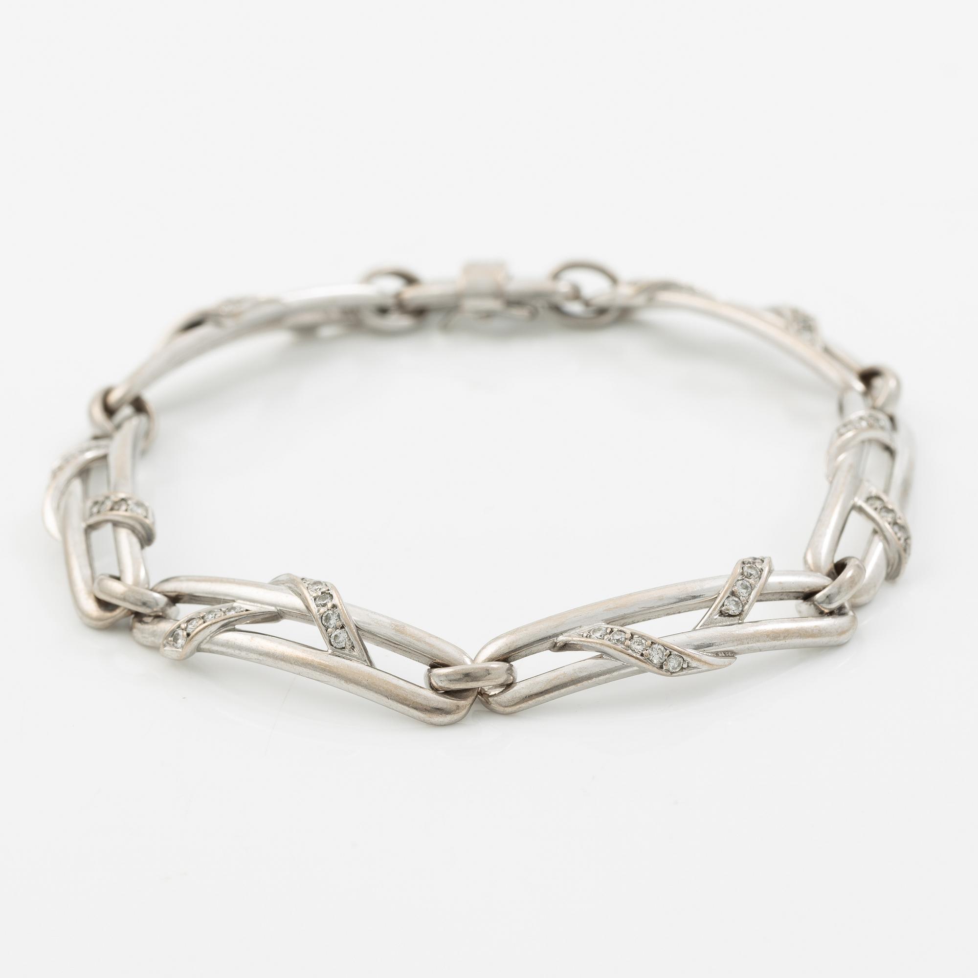 Engelbert bracelet 18K white gold with round brilliant-cut diamonds.