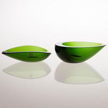 KERTTU NURMINEN, GLASFÖREMÅL, 2 st, signerade. Den ena med gravering Jaakko Pöyry 1958-1998 i bottnet.