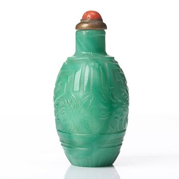 A snuff bottle with stopper, Qing dynasty, 19th Century.