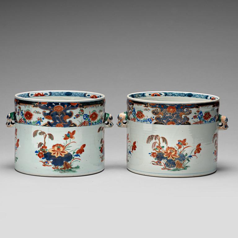 A pair of imari wine coolers, Qing dynasty Kangxi (1662-1722).