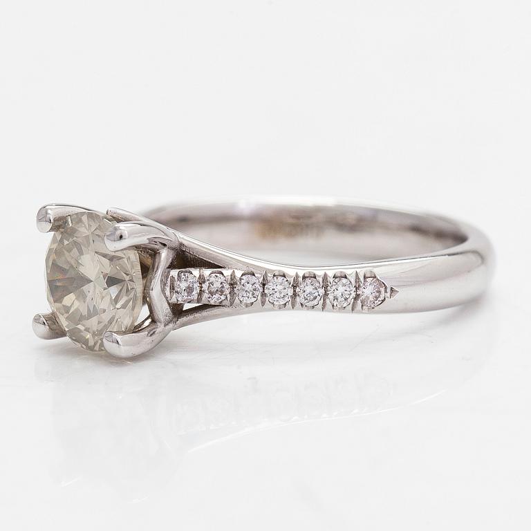 Ring, 14K vitguld, diamanter tot ca 1.44 ct. Med AIG och SJL-certifikat.