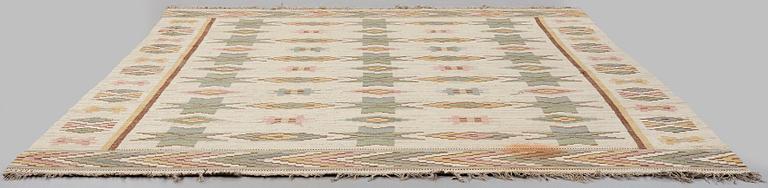 Märta Måås-Fjetterström, A CARPET, "Vit botten", flat weave, ca 352,5 x 271,5 cm, signed MMF.