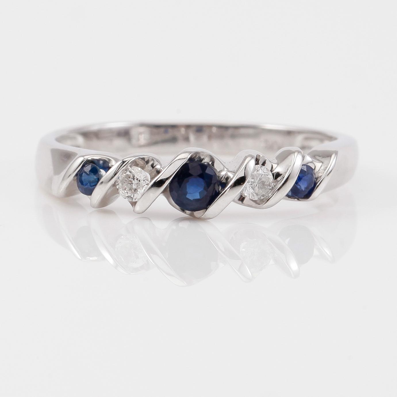 RING, 10K vitguld safirer och mindre diamanter.