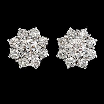 ÖRHÄNGEN, 1 par, 18 k vitguld, briljantslipade diamanter tot ca 1.56 ct.