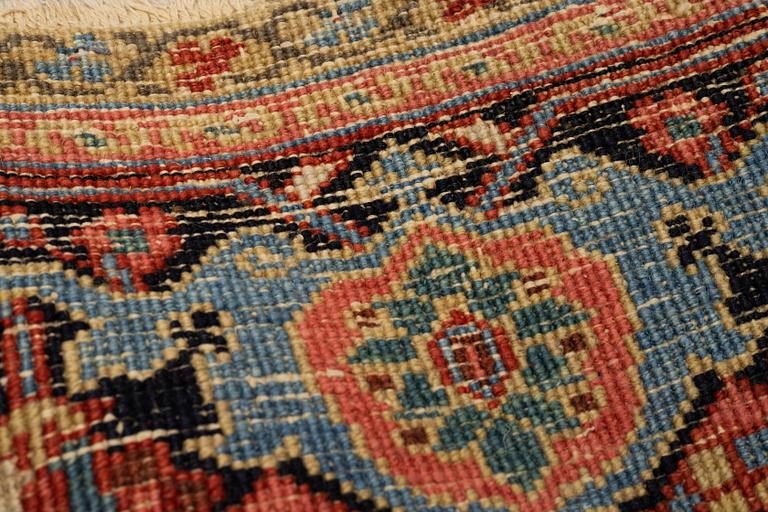 A carpet, semi-antique Heriz, ca 376-373,5 x 267 cm.