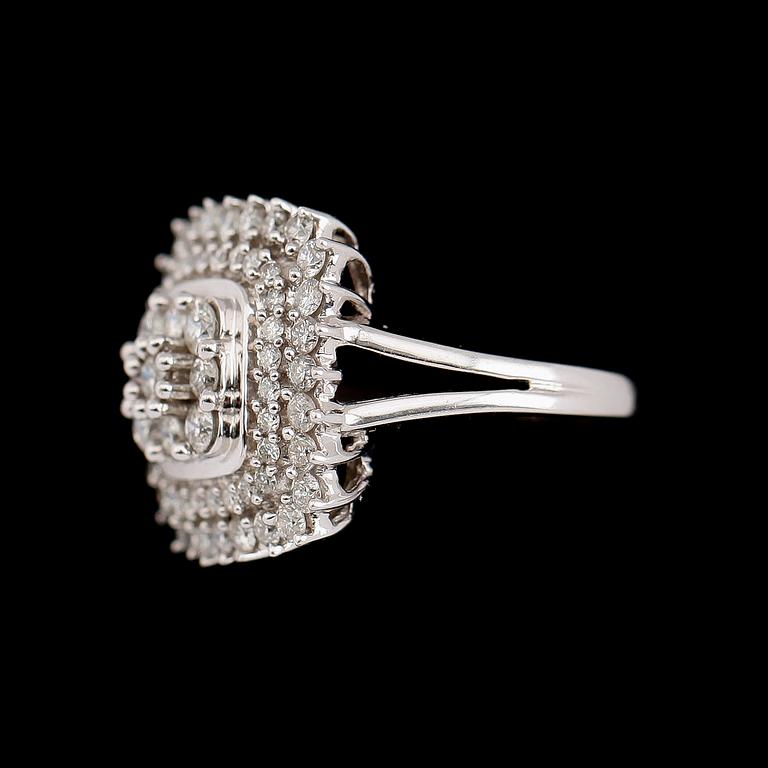 RING, 10 k vitguld, med briljantslipade diamanter tot 1.50 ct.