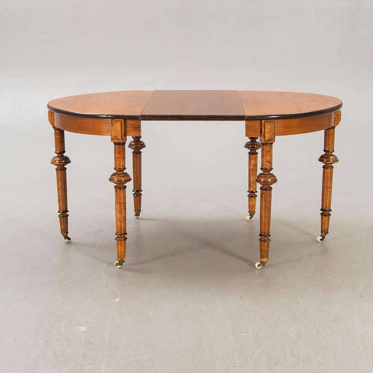 A Neo Renaissance dining table around 1900.