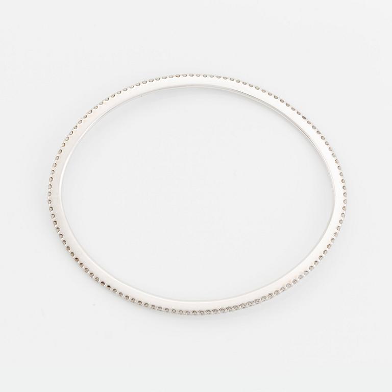 Ole Lynggaard armring "Love" 18K vitguld med runda briljantslipade diamanter, design Charlotte Lynggaard.