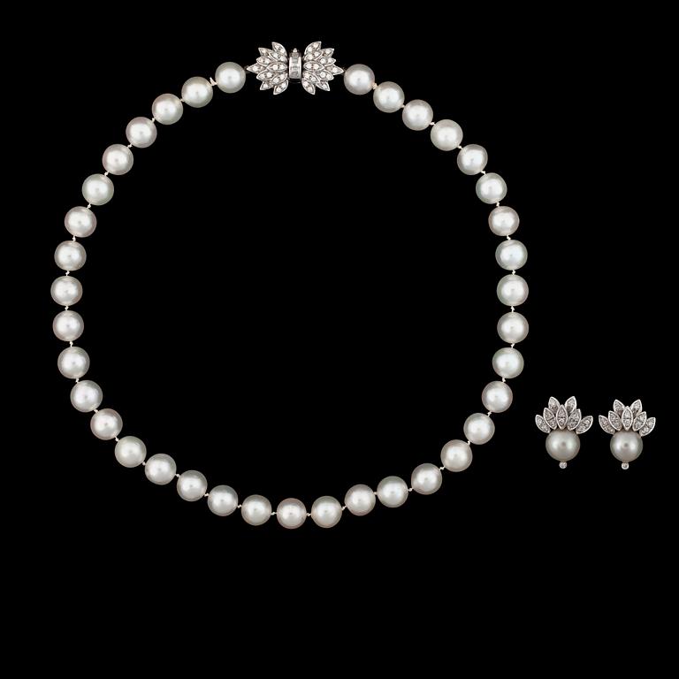 COLLIER samt ÖRHÄNGEN med odlade pärlor Ø 10 mm och diamanter totalt ca 1.20 ct.