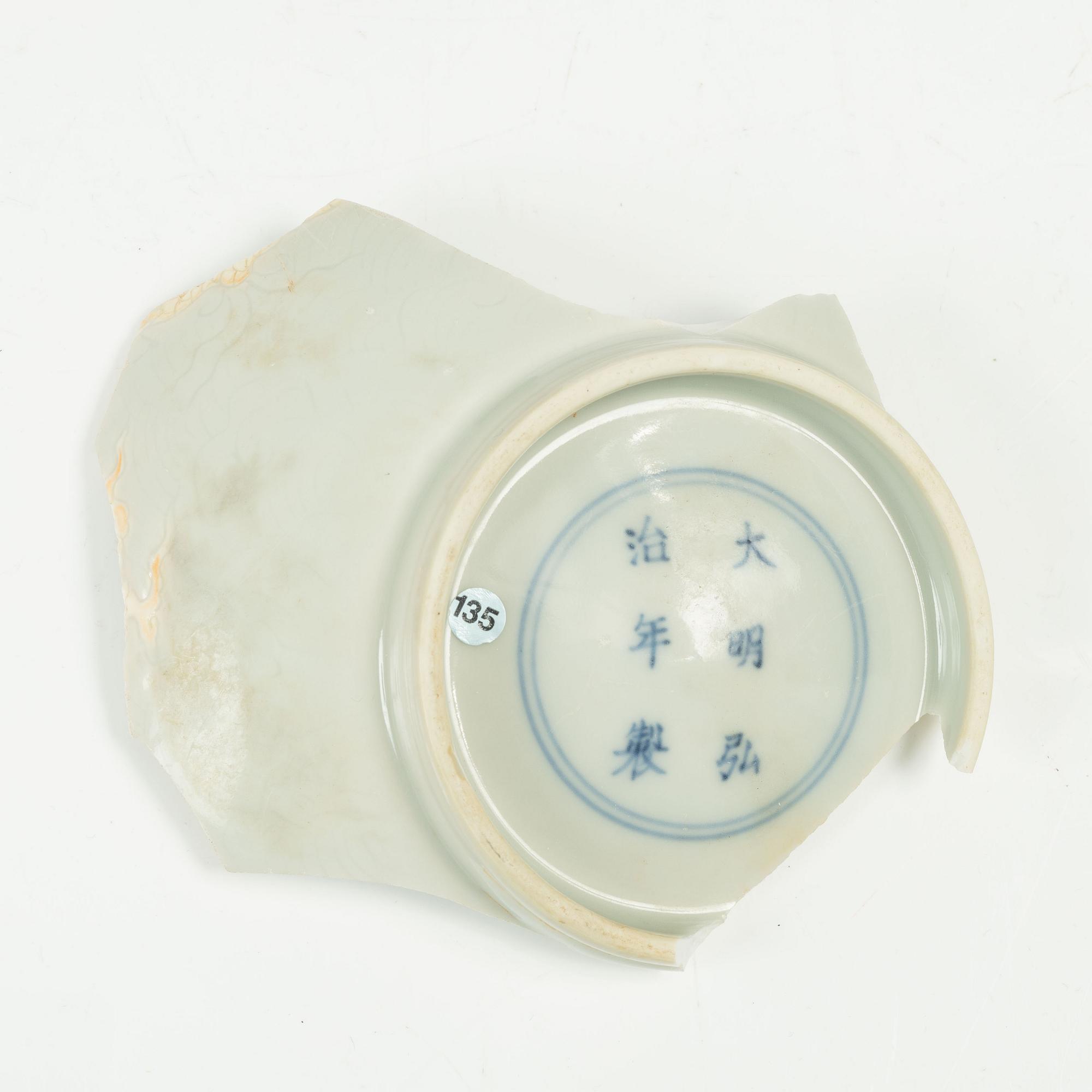 Fragment, porslin, Kina, Mingdynastin, Hongzhi (1488–1505).