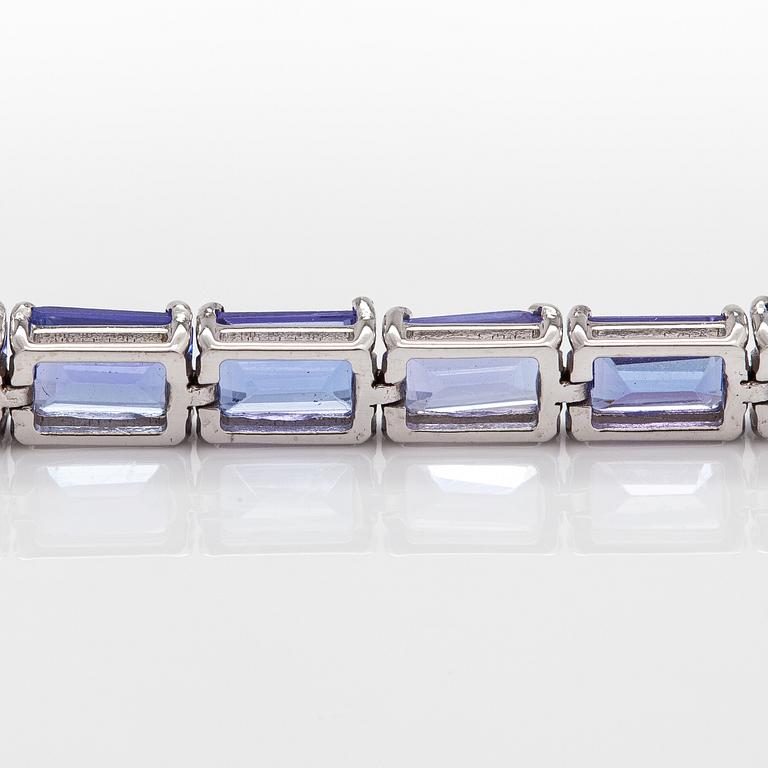 A 14K white gold bracelet with tanzanites. With Gemological center certificate.
