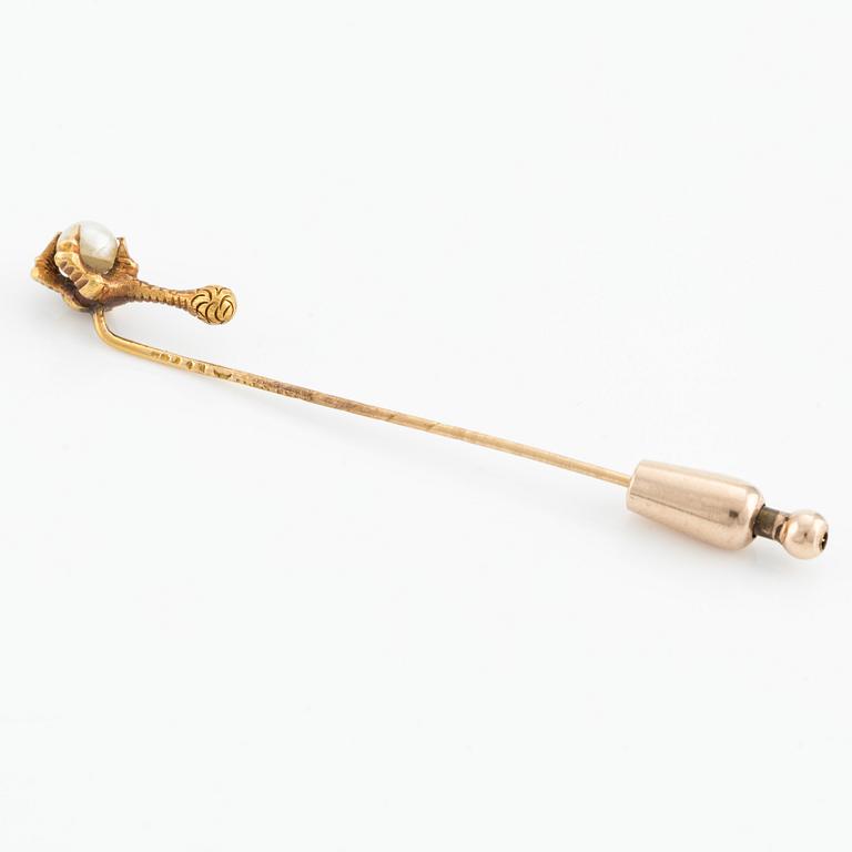 Kråsnål 18K guld med pärla i form av klo.