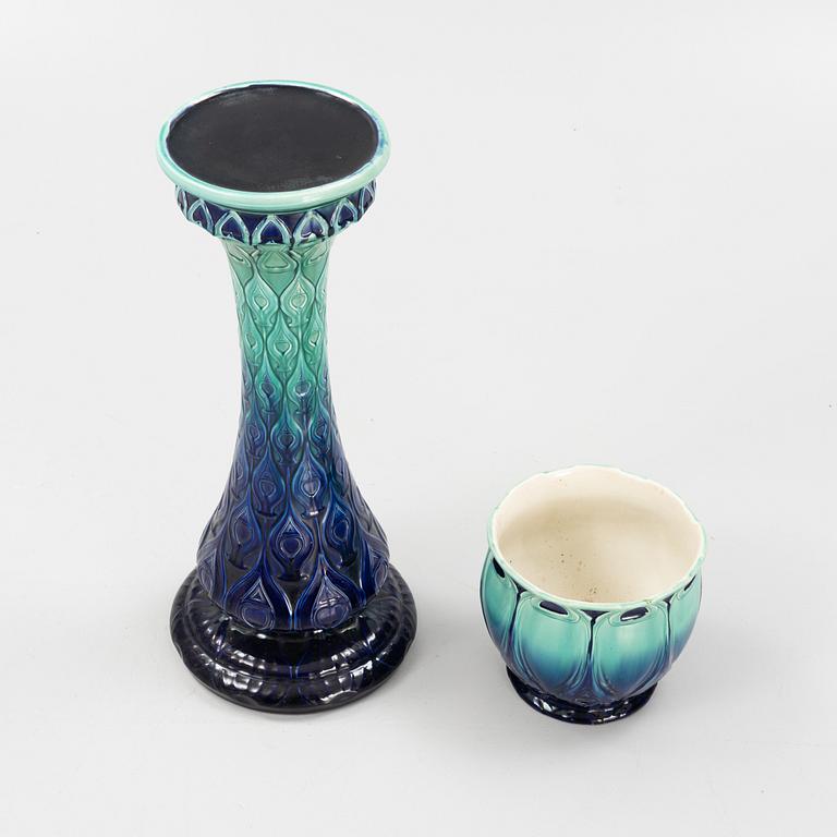 Piedestal med urna, jugend, Rörstrand, omkring år 1900.