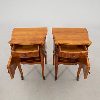 Sängbord ett par rokokostil 1900-talets andra hälft.