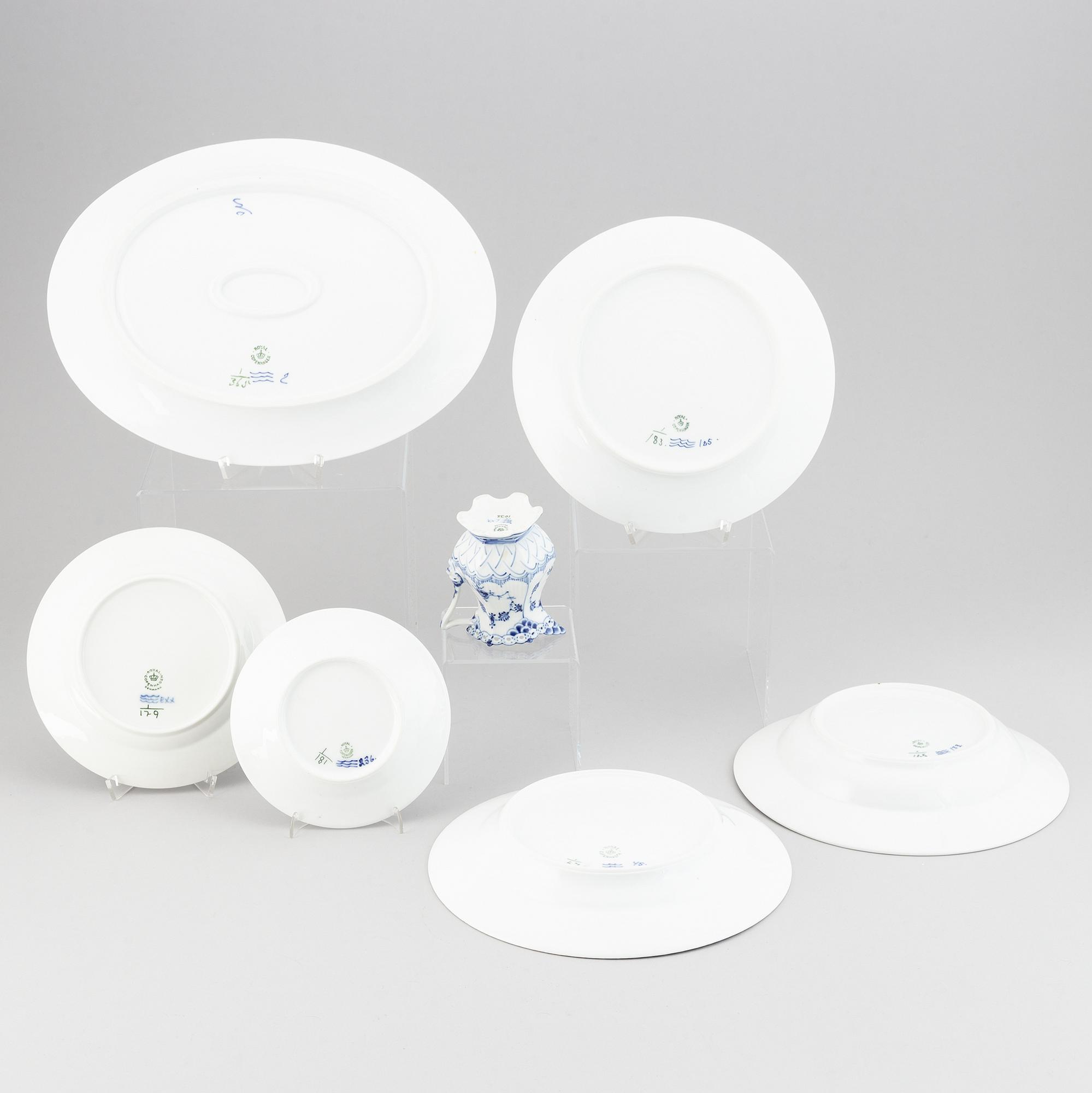 A Royal Copenhagen Musselmaalet, part dinner service, Denmark, 20th Century. (34 pieces).