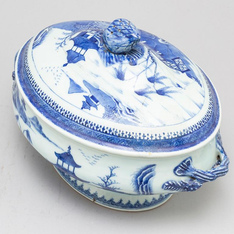 A blue and white export porcelain tureen with cover and a serving dish, Qing dynasty, Qianlong (1736-95).