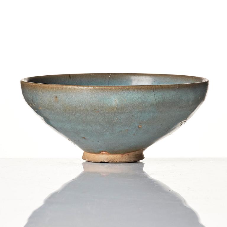 A large Jun glazed bowl with a purple splash, Song/Yuan dynasty.