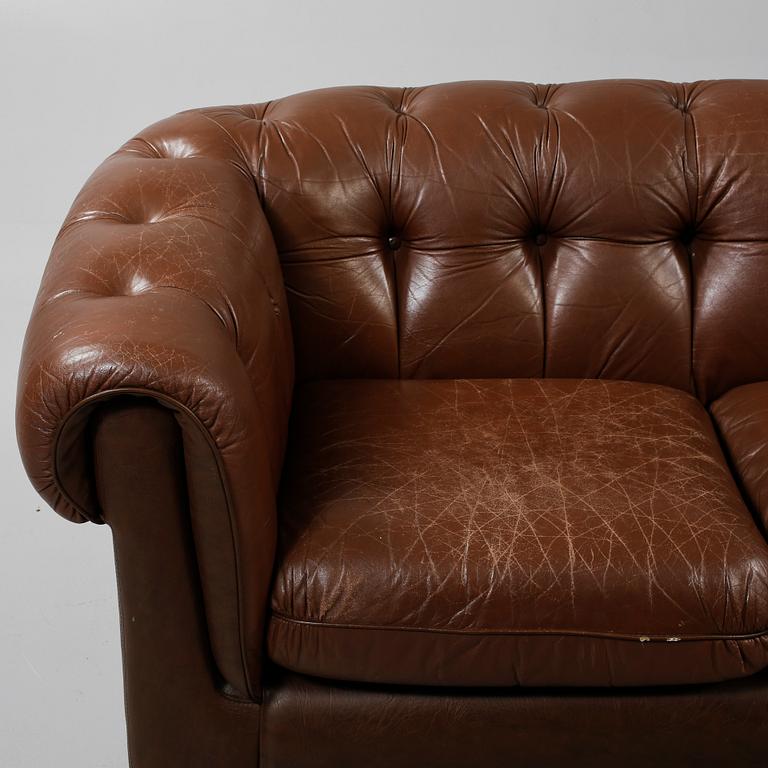 SOFFA OCH FÅTÖLJ, Chesterfieldmodell, 1900-talet andra hälft.