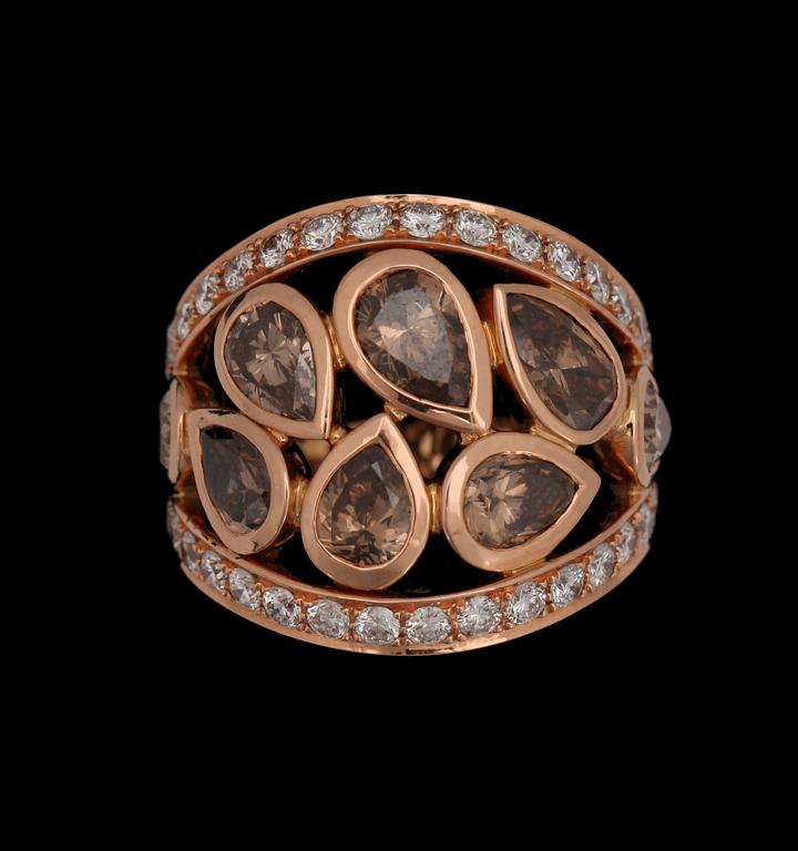 A drop cut brown diamond ring, 5.34 cts set with brilliant cut diamonds, tot. 1.8 ct.