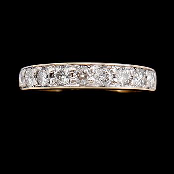 RING, 10 k guld, 9 briljantslipade diamanter tot ca 1.00 ct.