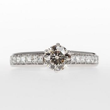 RING, vitguld 18K med briljantslipade diamanter. Mittstenen 0,71 ct och tot. 14 sidostenar 0,30 ct. Vikt 3,4 g. Intyg.