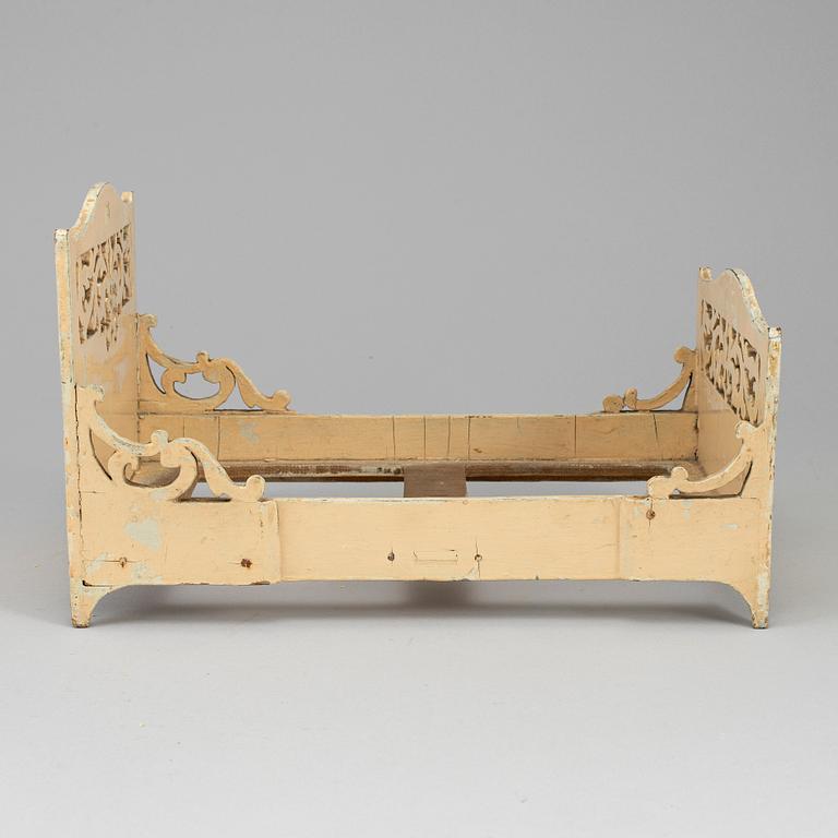 DOCKSÄNG MED DOCKA, 1800-/1900-tal.