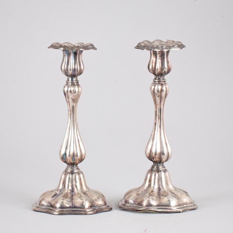 LJUSSTAKAR, ett par, silver. Rokokostil, C.G.Hallberg 1958.