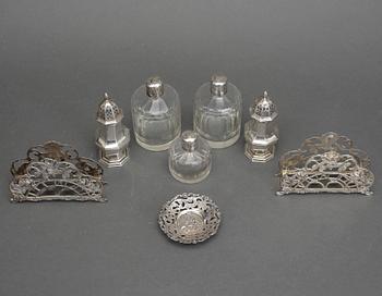 PARTI DIVERSE, silver, ströare, servetthållare, flakonger och fat, 291 gram, exklusive flakonger i glas   m silverpropp.