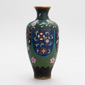 Skålfat, ett par, samt vas, cloisonné, Kina 1900-tal.