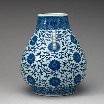 VAS, porslin. Mingform (hu). Qing dynastin (1644-1912) med Qianlongs sigillmärke.