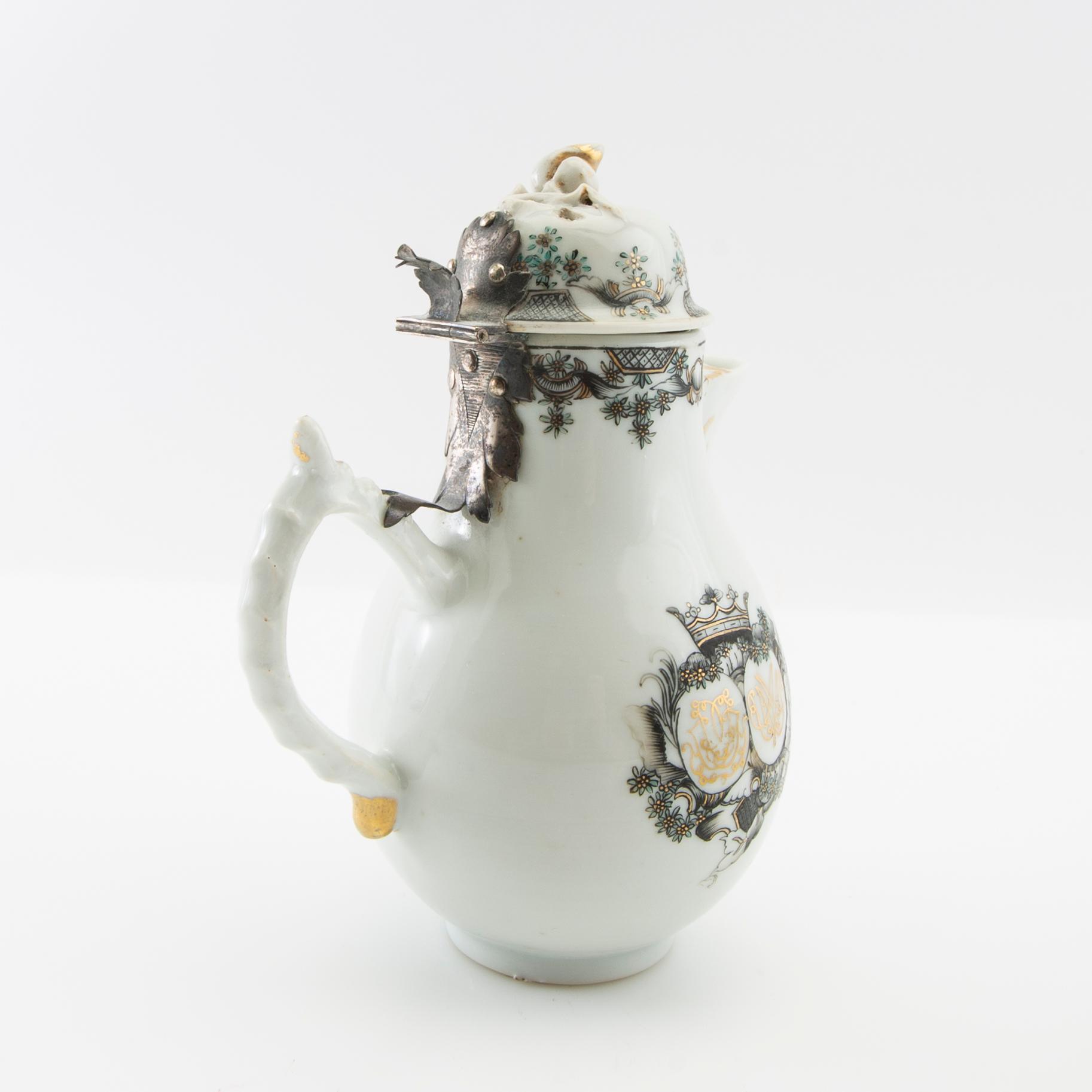 Jug with lid and cups 2 pcs China Yongzheng (1723-35) porcelain.