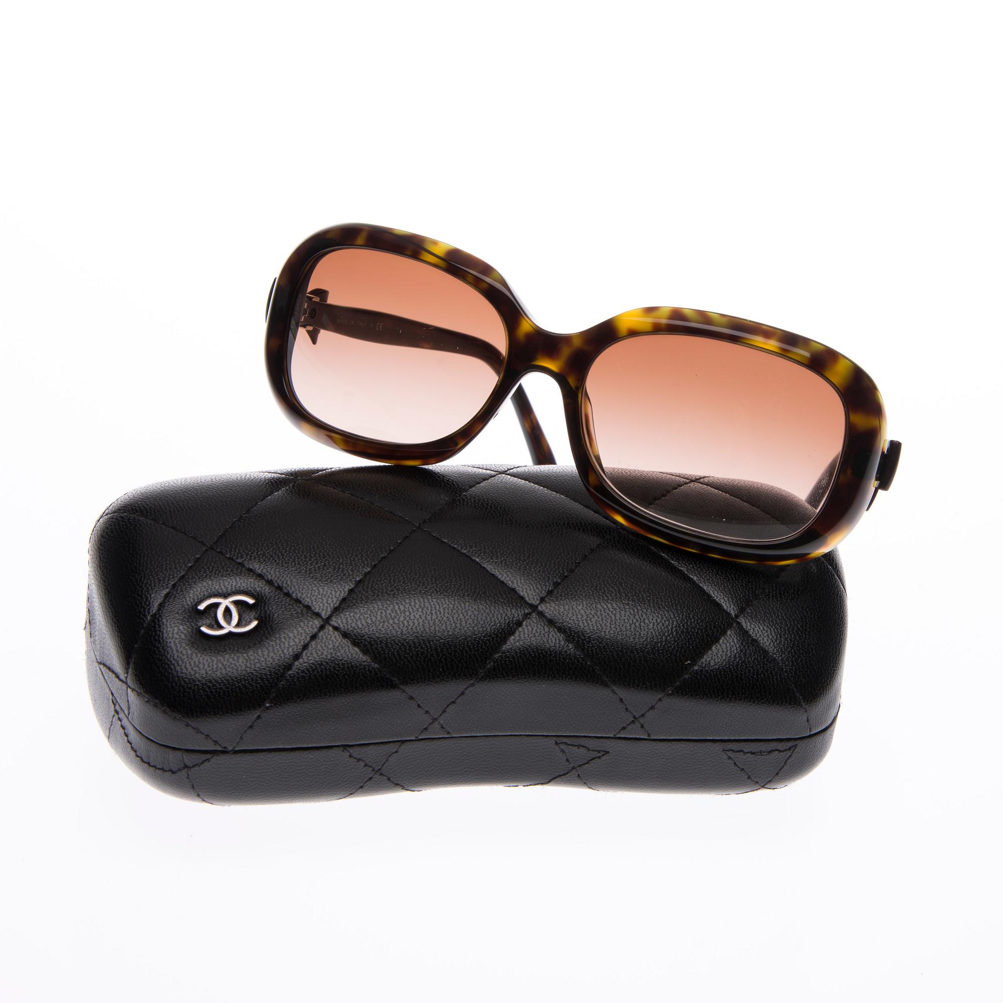 SOLGLASÖGON, Chanel.