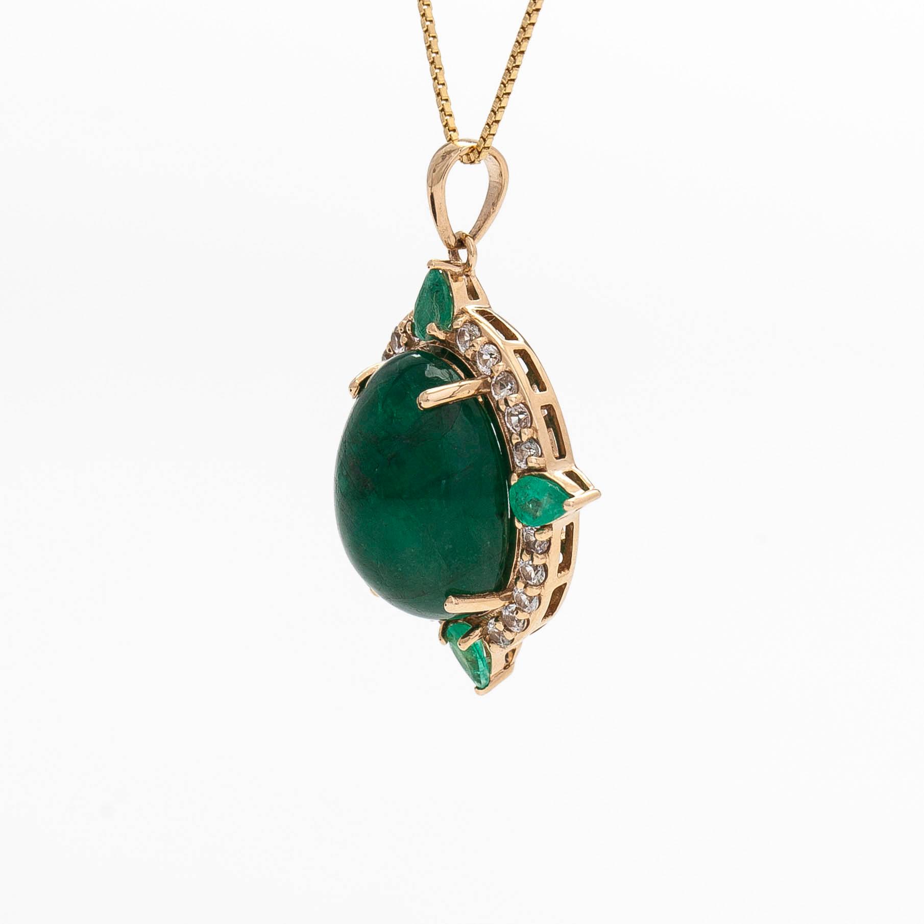 Halsband med hänge, 14K guld, smaragder och vita safirer. IGI sertifikat medföljer.