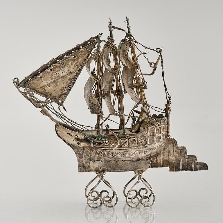 Two Chinese silver models of djunks, Shanghai, around 1900.