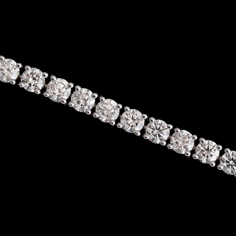 ARMBAND, 18 k vitguld, 54 briljantslipade diamanter tot ca 4.92 ct.