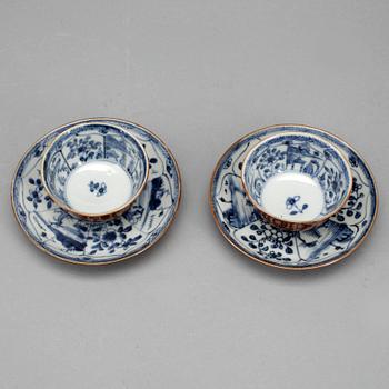 KOPPAR MED FAT, ett par, porslin, Qianlong, Kina 1700-tal.