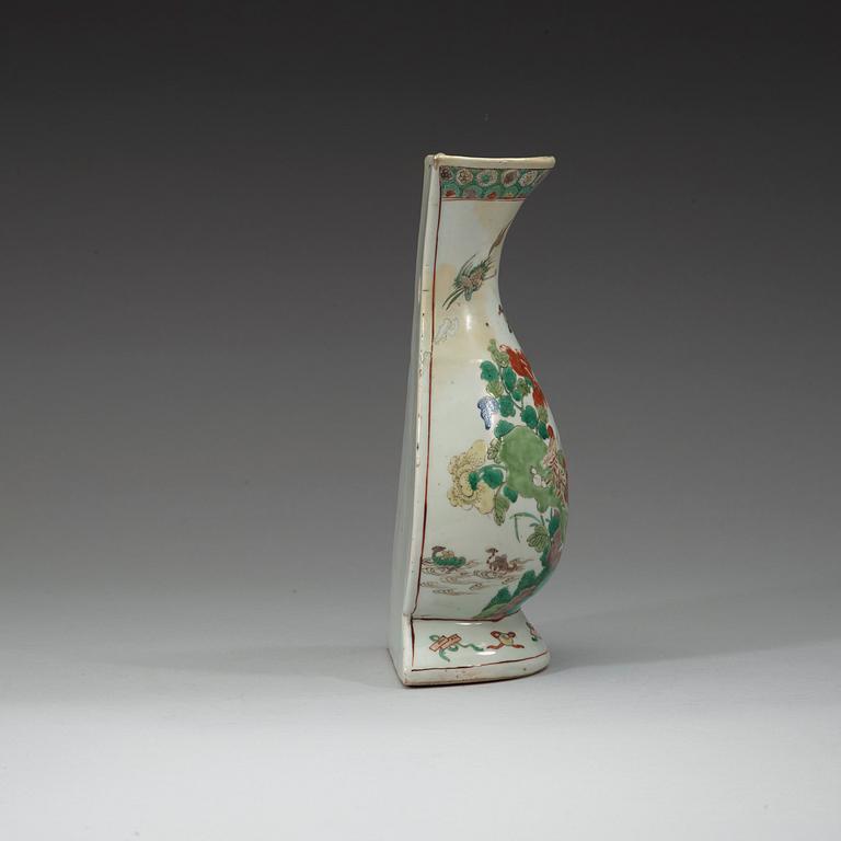 A famille verte wall vase, 19th century.