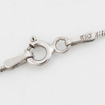 Pendant in 18K white gold set with round brilliant-cut diamonds, with a silver chain.