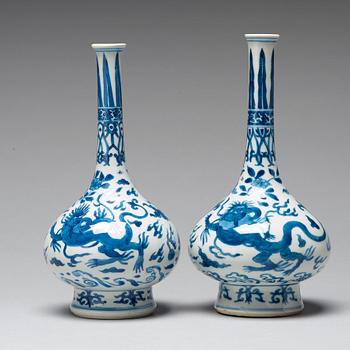 618. A pair of blue and white vases, Qing dynasty, Kangxi (1662-1722).