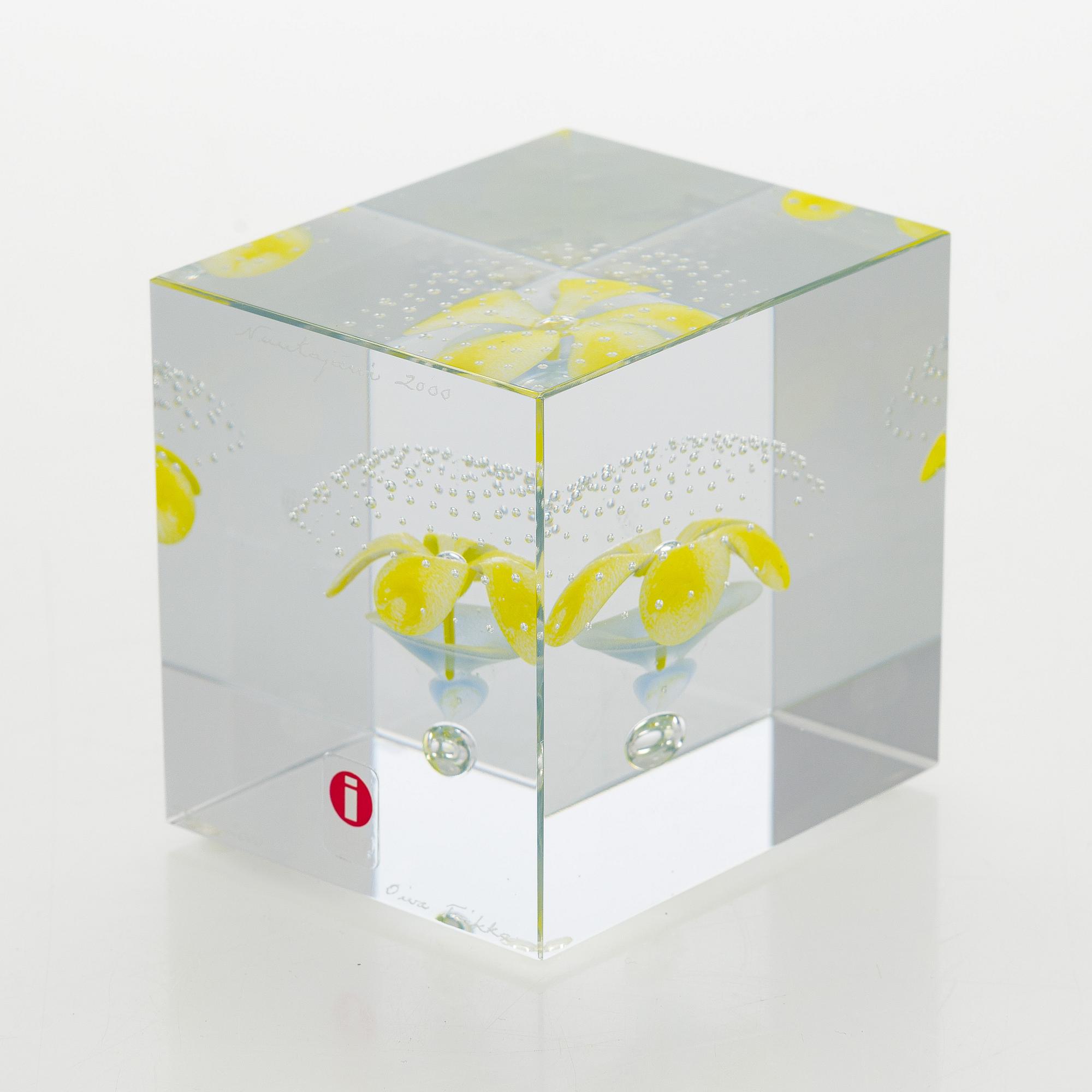Oiva Toikka, an annual glass cube 2000, signed Oiva Toikka Nuutajärvi 2000, 960/2000.