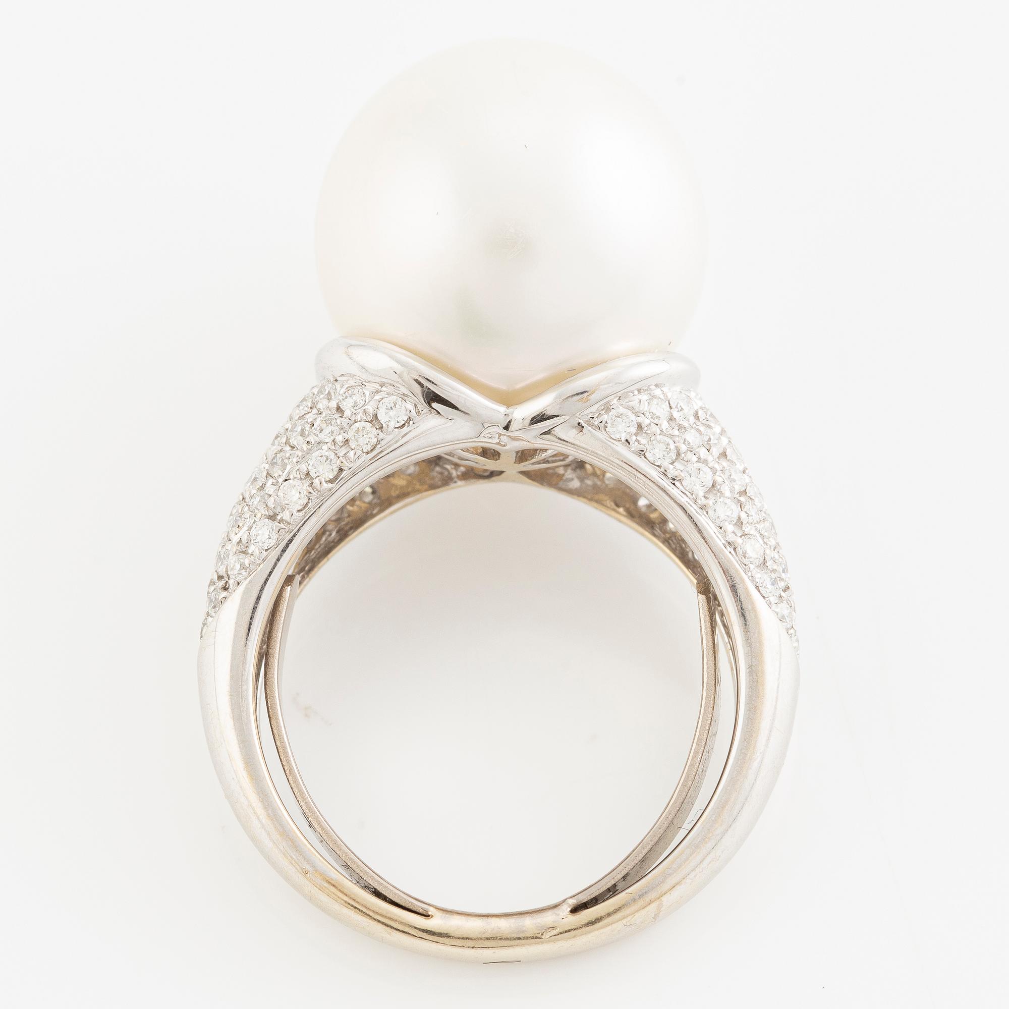 Ring, cocktail ring 18K white gold with a cultured South Sea pearl and brilliant-cut diamonds.