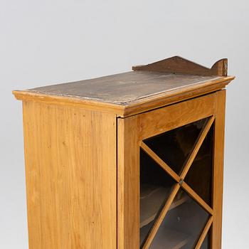 Bokskåp 1800-talets mitt.