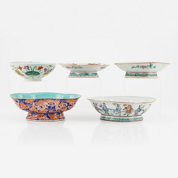 A group of five porcelain bowls, Qing Dynasty, 19th/20th century.