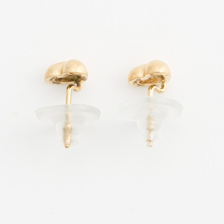 Ole Lynggaard a pair of heart-shaped earrings in 18K gold.