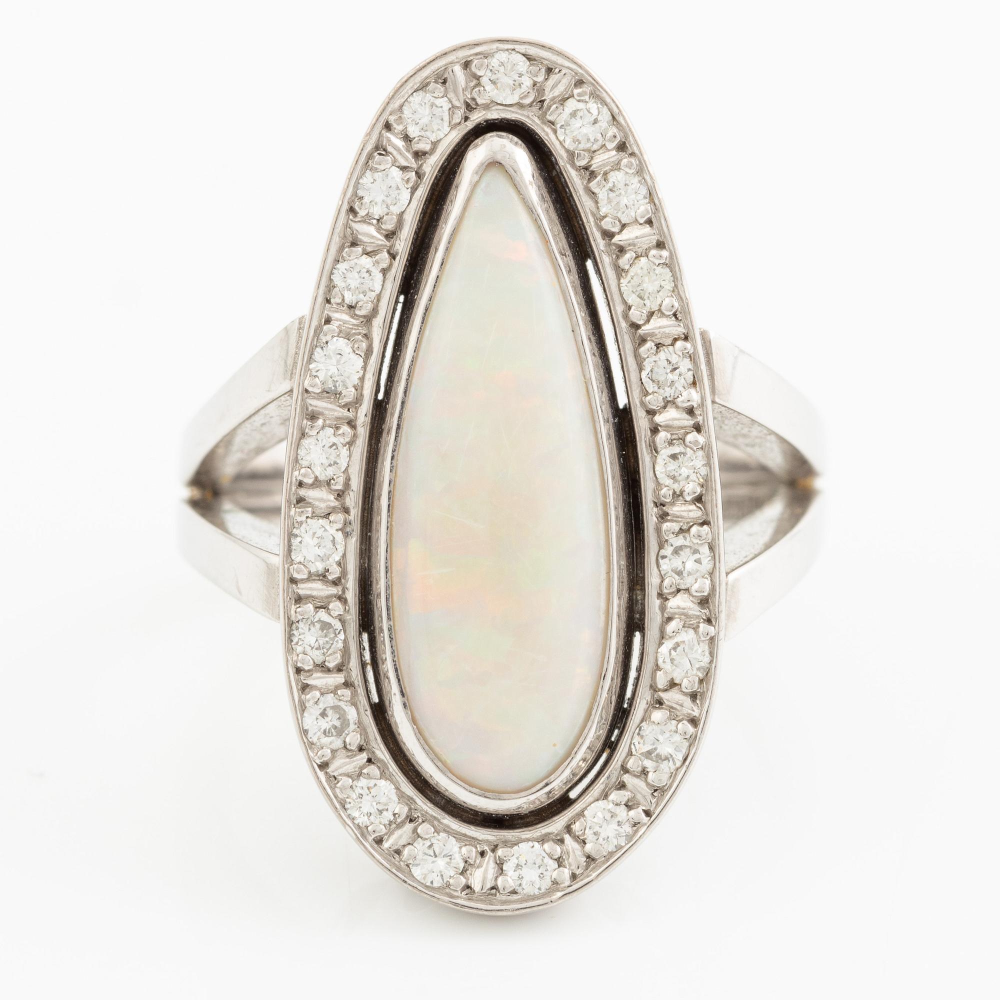 Ring, cocktailring, 18K vitguld med droppformad opal och krans med briljantslipade diamanter.