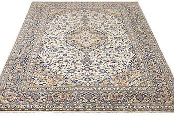 A Kashan rug, a. 250 x 242 cm.