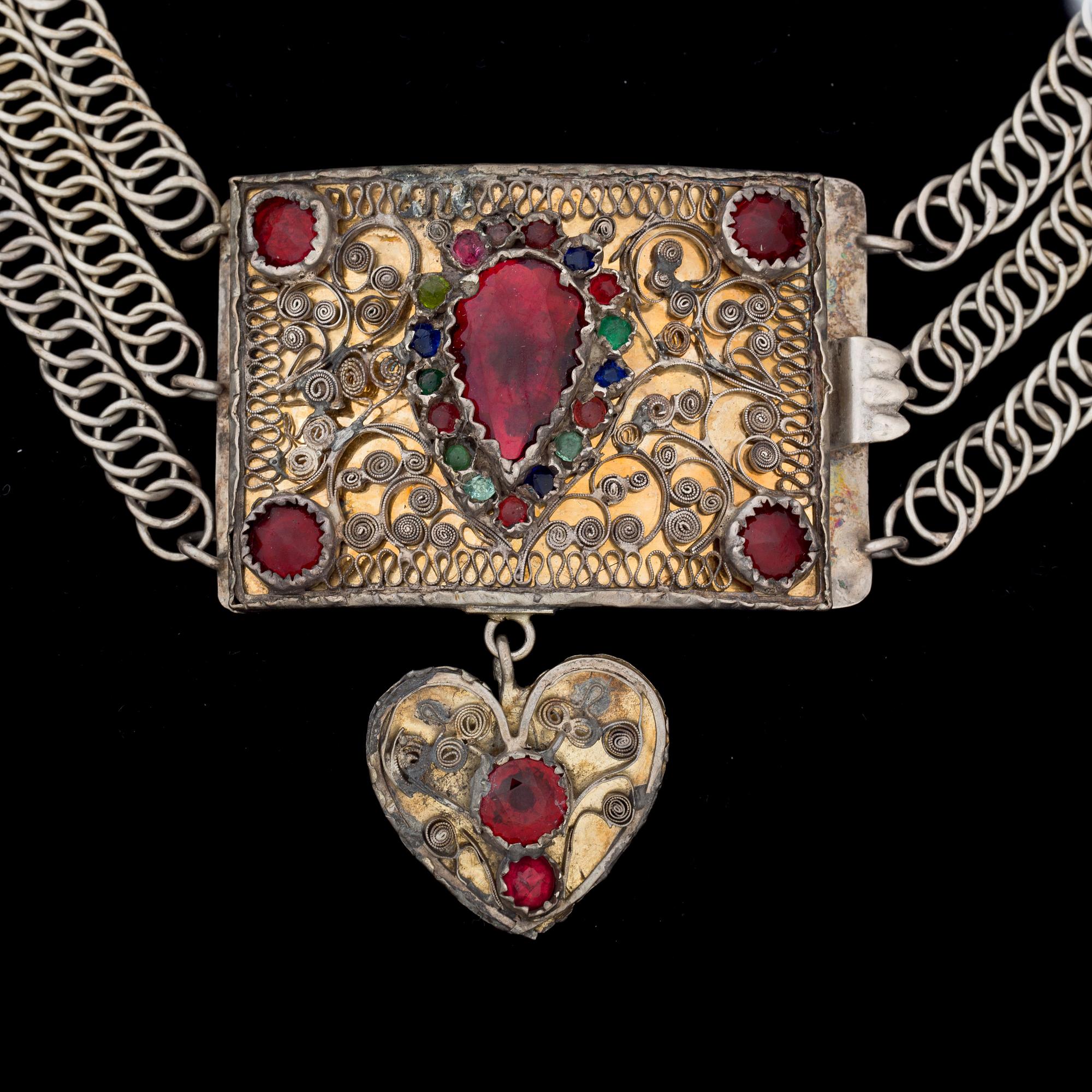 DRÄKTSMYCKE, silver. Johan Bleckberg, Karlskrona.  Vikt ca 103g.