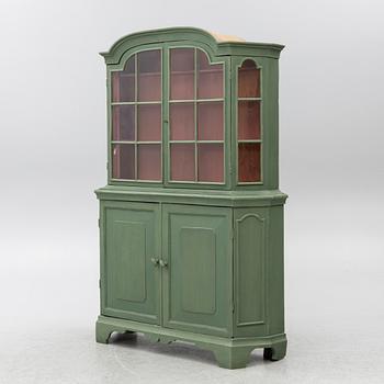 A display cabinet, 19th century.